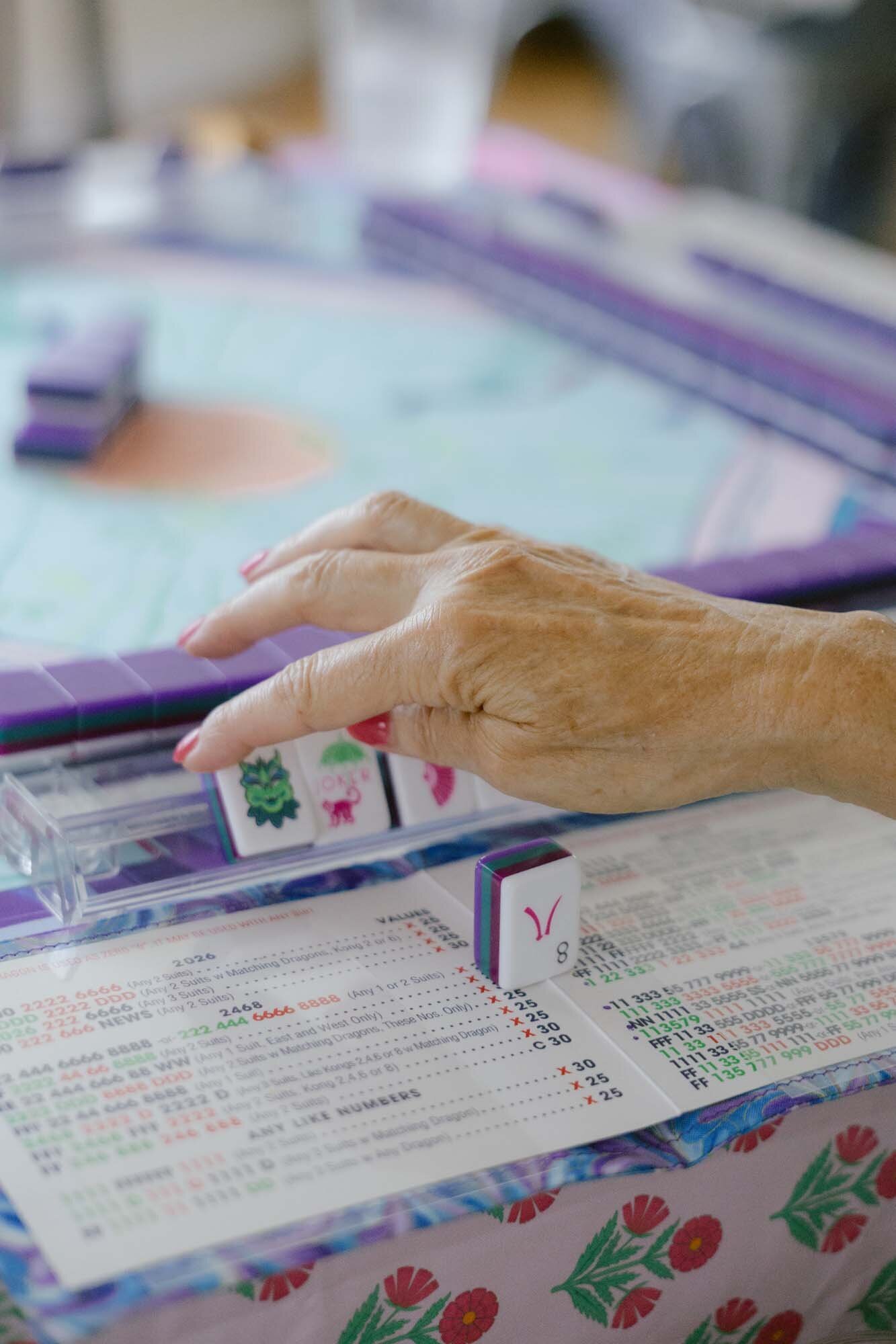 Mahjong game in progress.